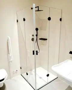מקלחונים פינתיים מזכוכית