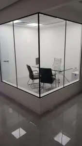 מחיצות זכוכית למשרדים עם הפרדה בין חללים