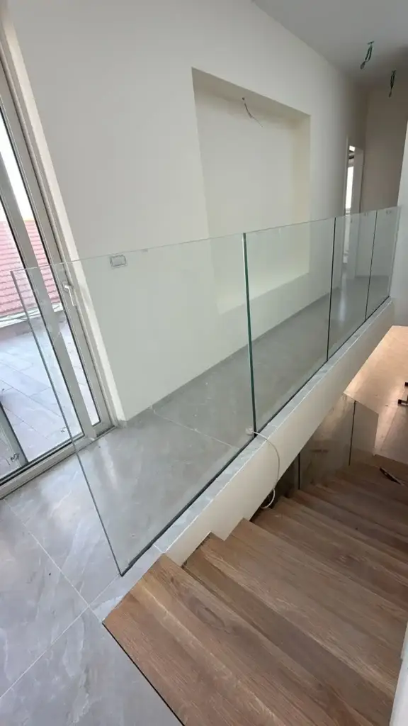 מעקה זכוכית למדרגות פנים